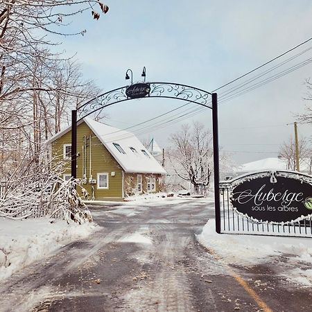 Auberge Sous Les Arbres Gaspe Exterior photo