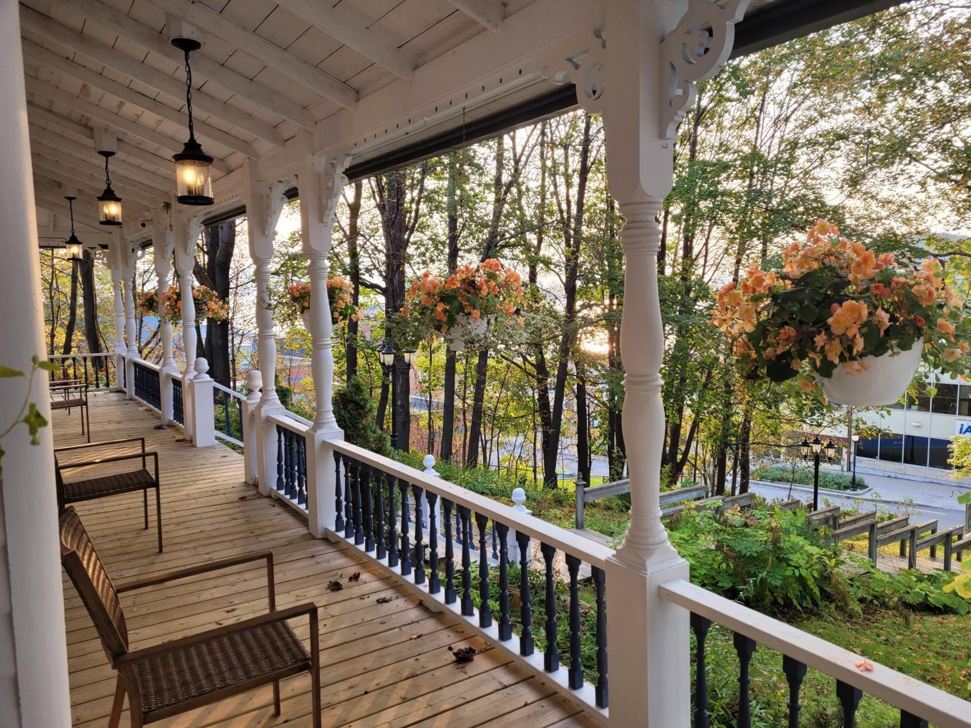 Auberge Sous Les Arbres Gaspe Exterior photo