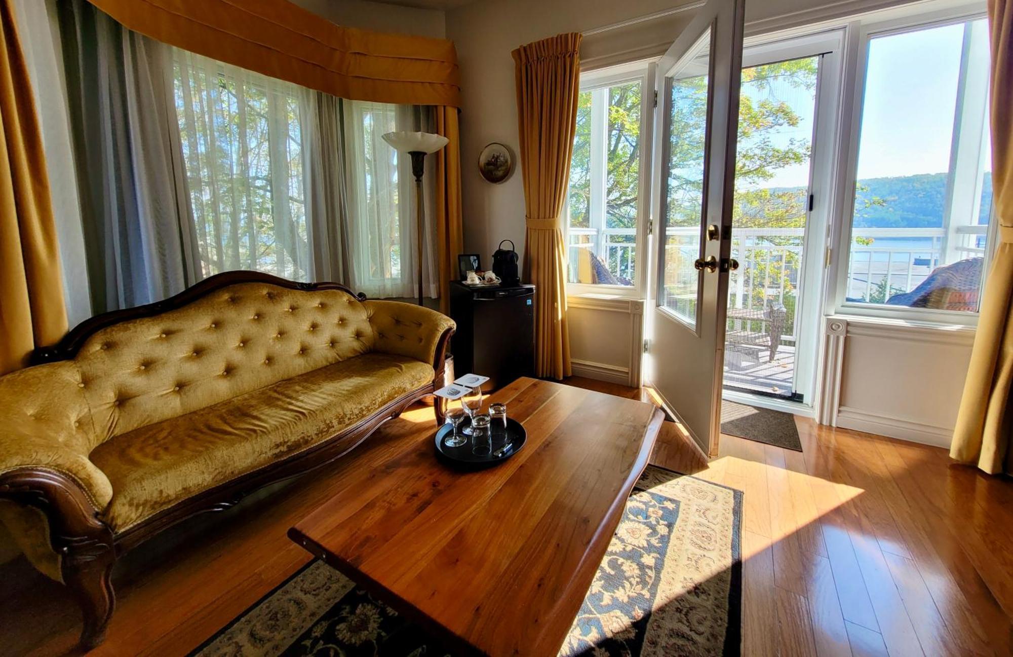 Auberge Sous Les Arbres Gaspe Exterior photo