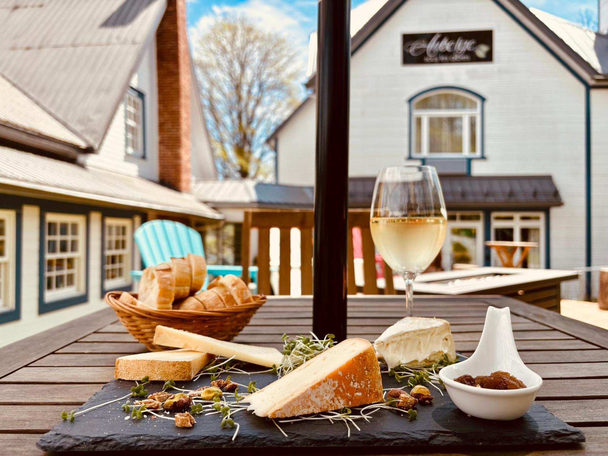 Auberge Sous Les Arbres Gaspe Exterior photo