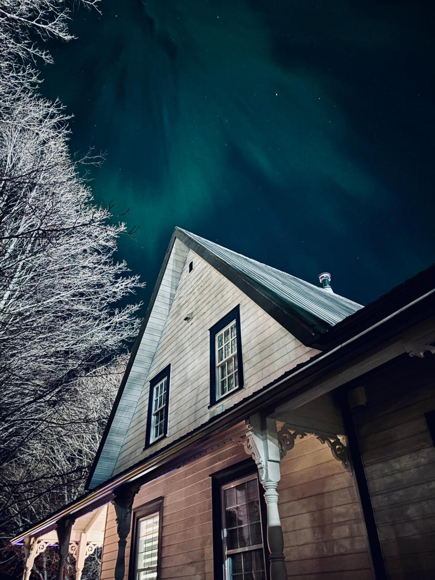 Auberge Sous Les Arbres Gaspe Exterior photo