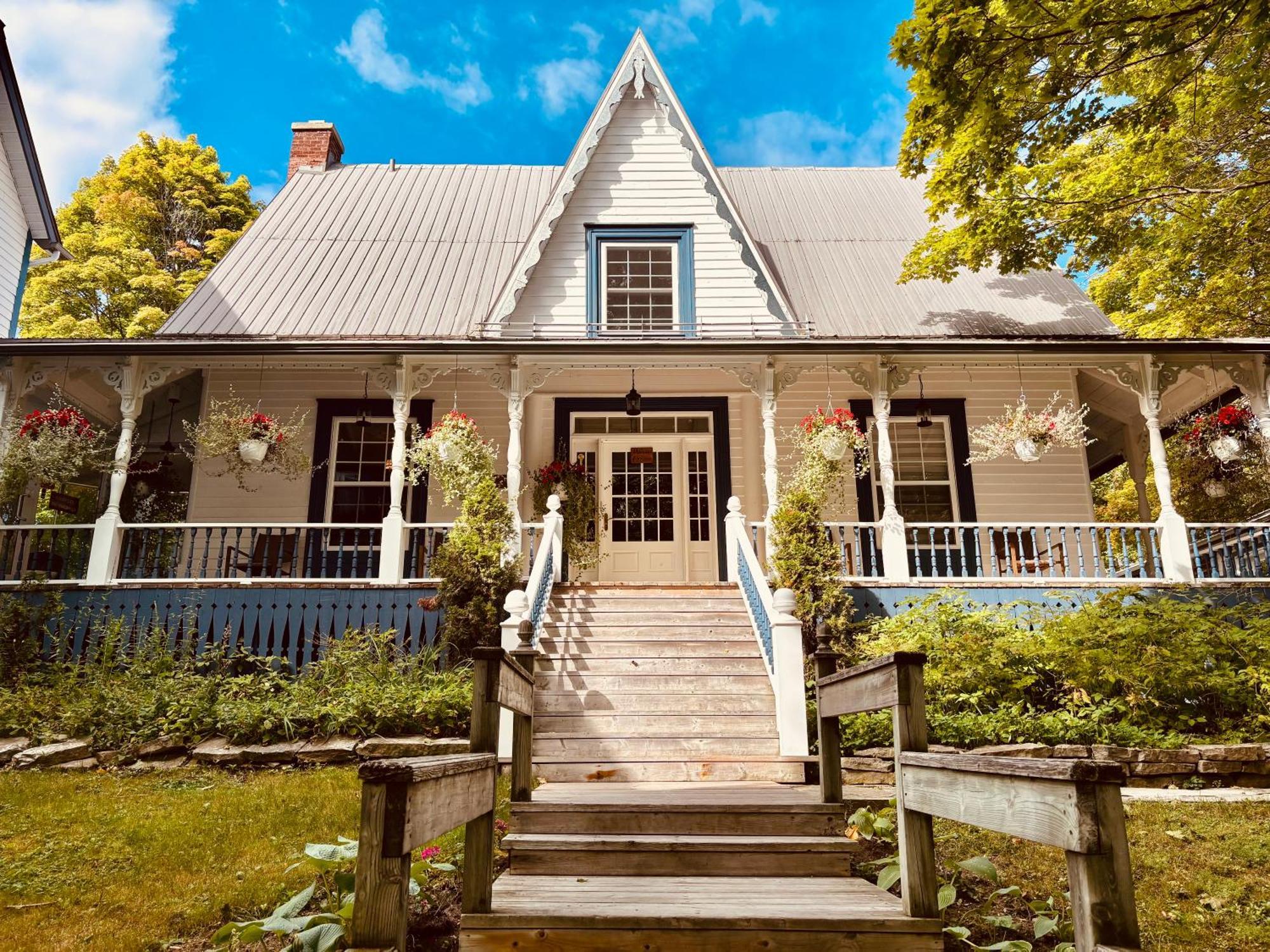 Auberge Sous Les Arbres Gaspe Exterior photo