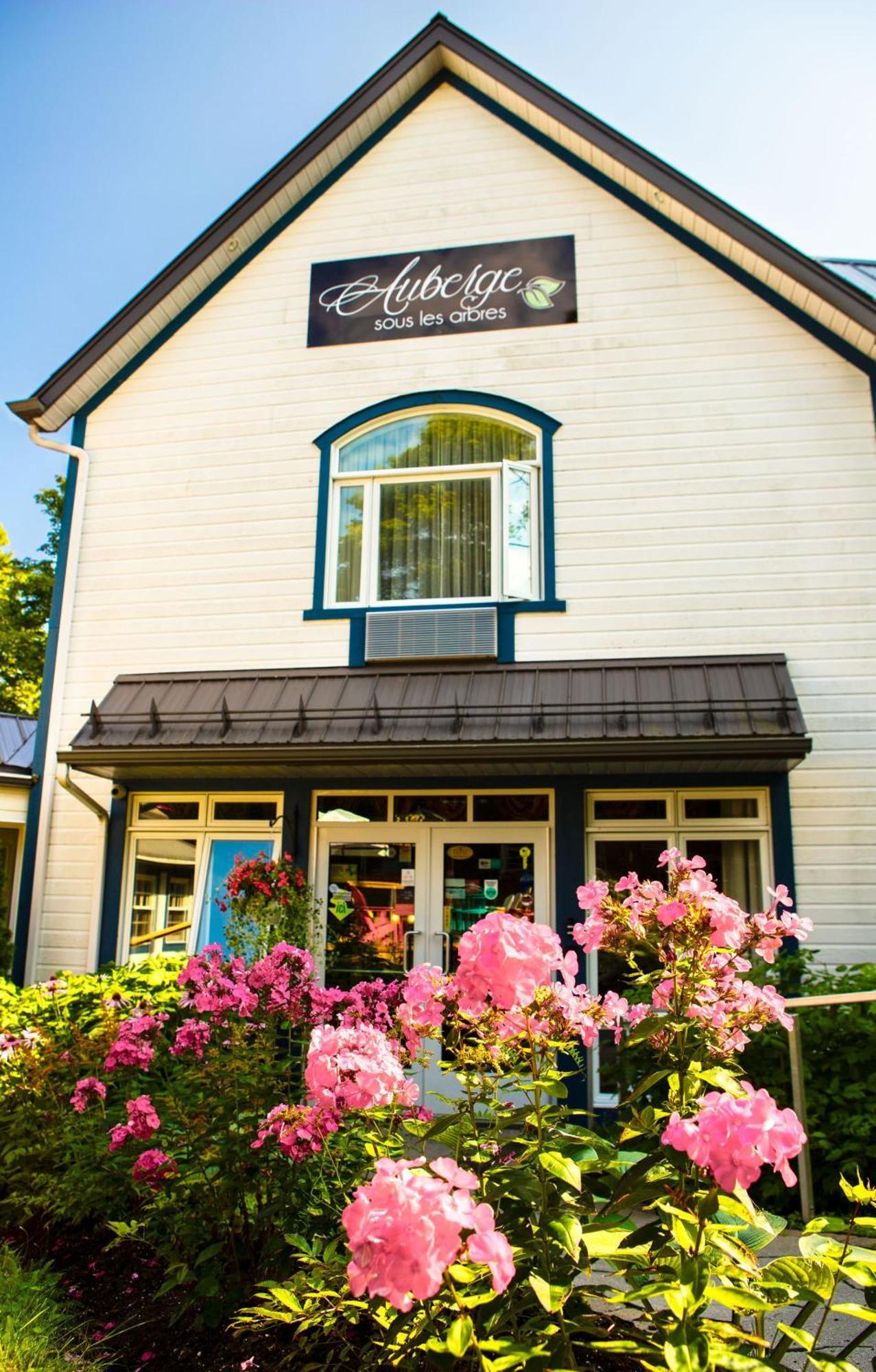 Auberge Sous Les Arbres Gaspe Exterior photo