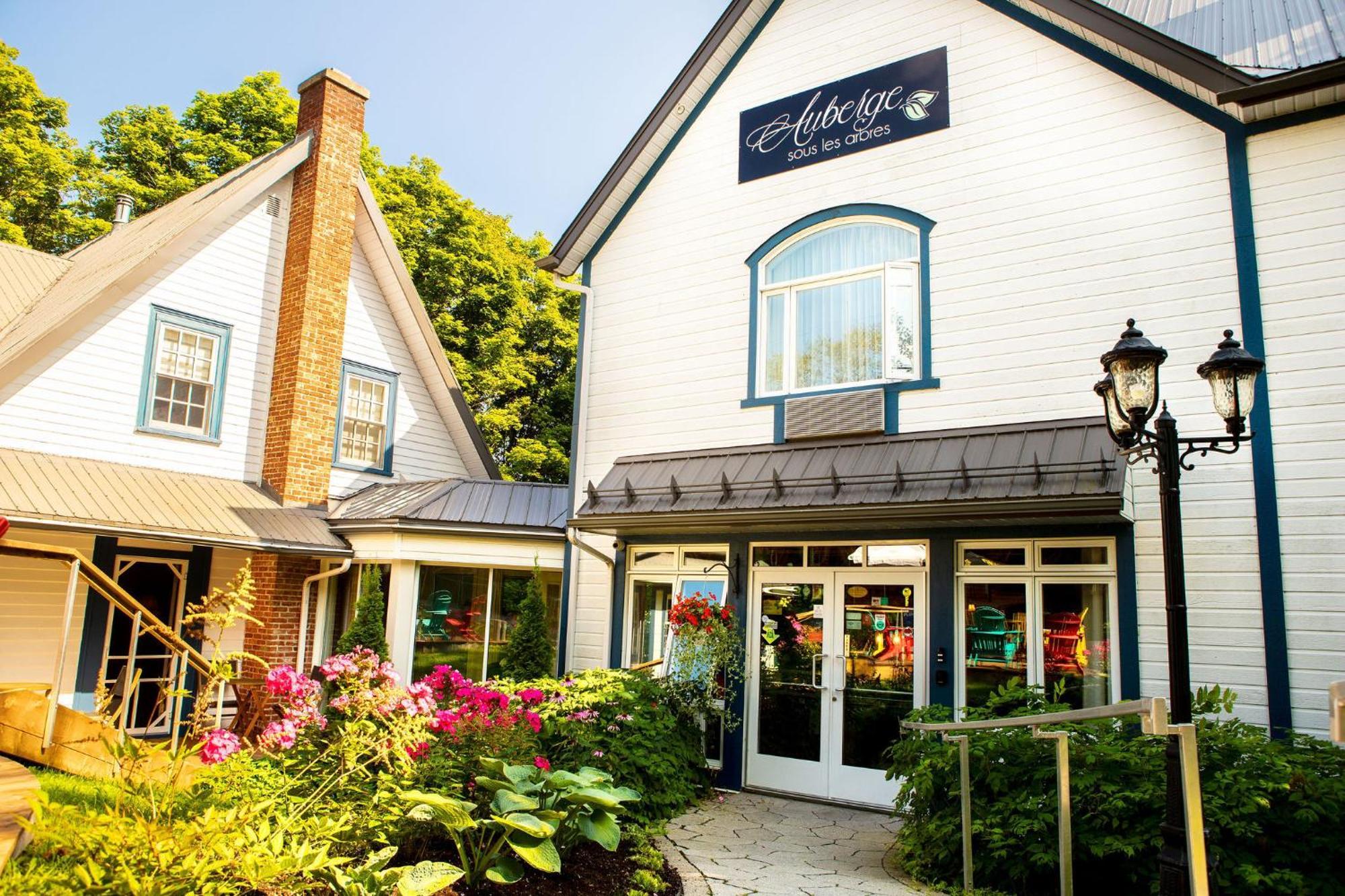 Auberge Sous Les Arbres Gaspe Exterior photo